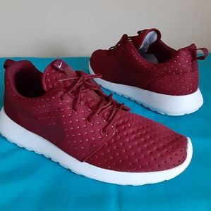maroon roshes mens